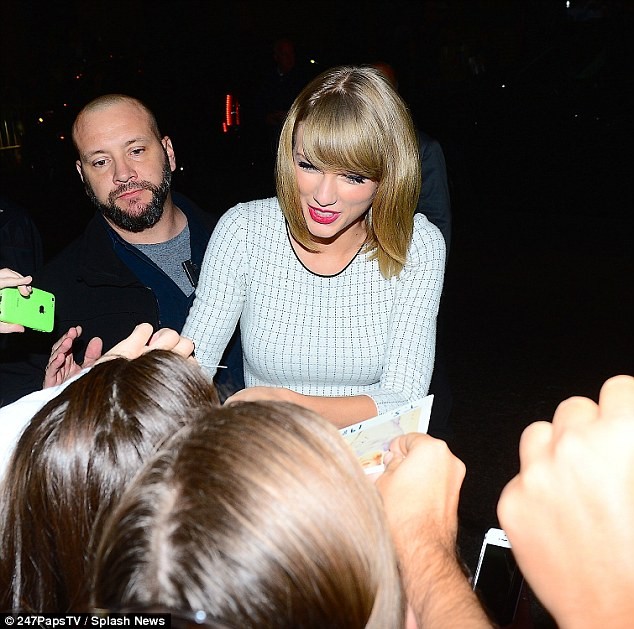 Taylor Swift diện đồ gợi cảm đi dự Talkshow - ảnh 7