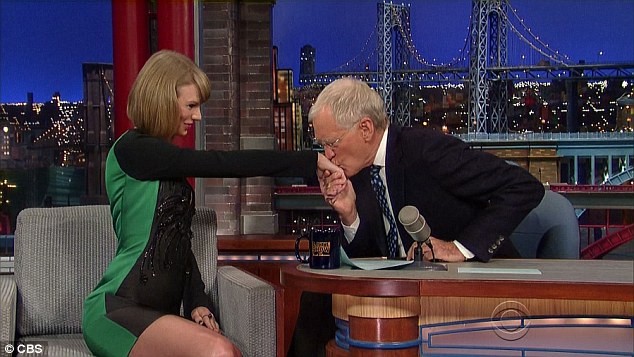 Taylor Swift diện đồ gợi cảm đi dự Talkshow - ảnh 3