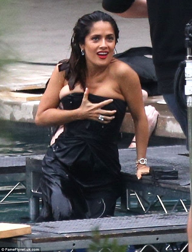 Người đẹp Salma Hayek khổ sở giữ váy vì ngực quá 'khủng' - ảnh 1