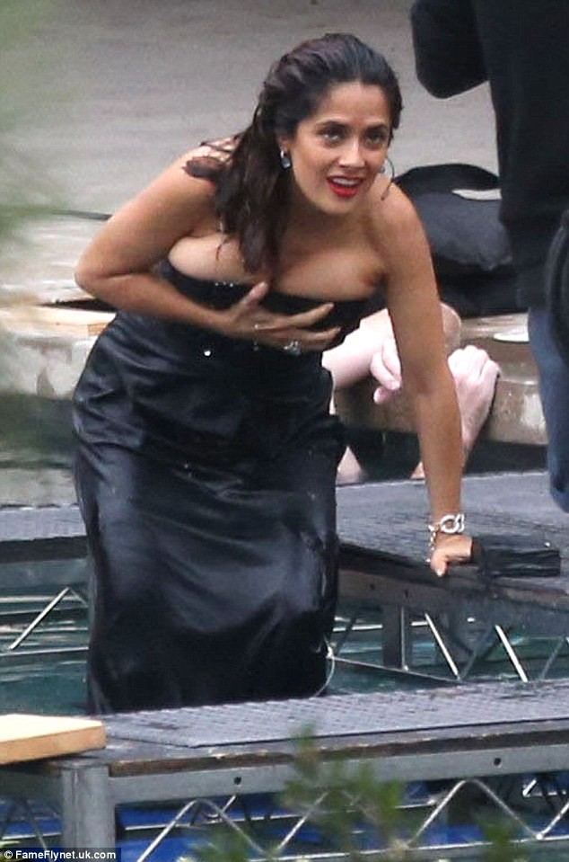 Người đẹp Salma Hayek khổ sở giữ váy vì ngực quá 'khủng' - ảnh 2