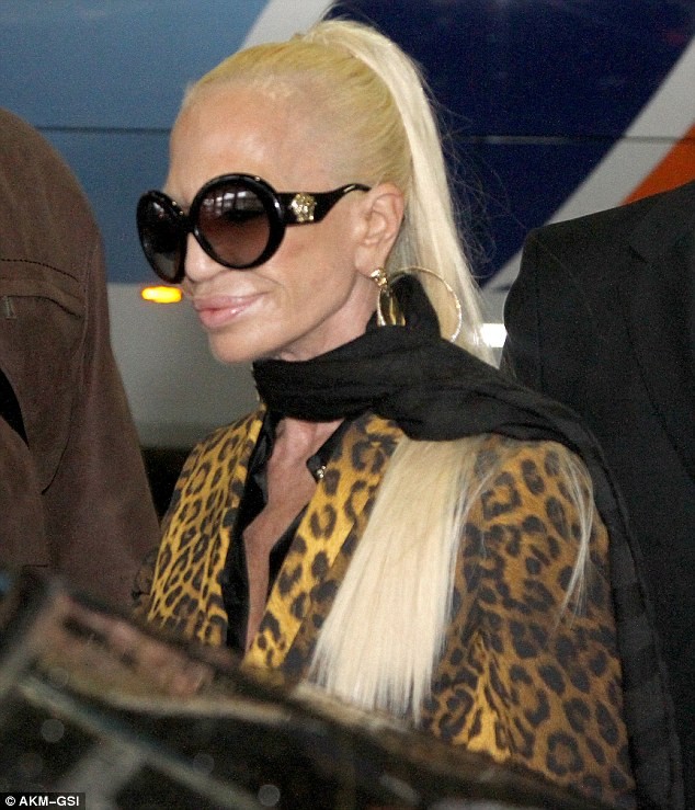 Nhà thiết kế Donatella Versace xấu xí sau thẩm mỹ - ảnh 2
