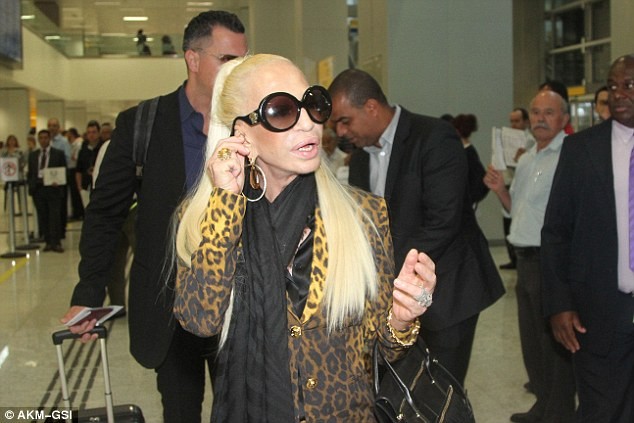 Nhà thiết kế Donatella Versace xấu xí sau thẩm mỹ - ảnh 3