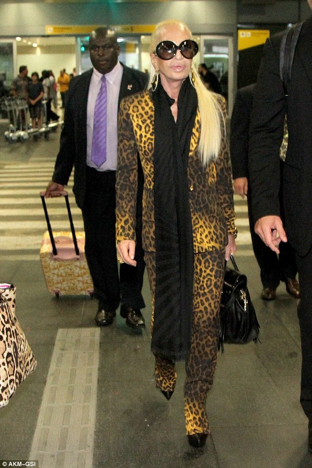 Nhà thiết kế Donatella Versace xấu xí sau thẩm mỹ - ảnh 4