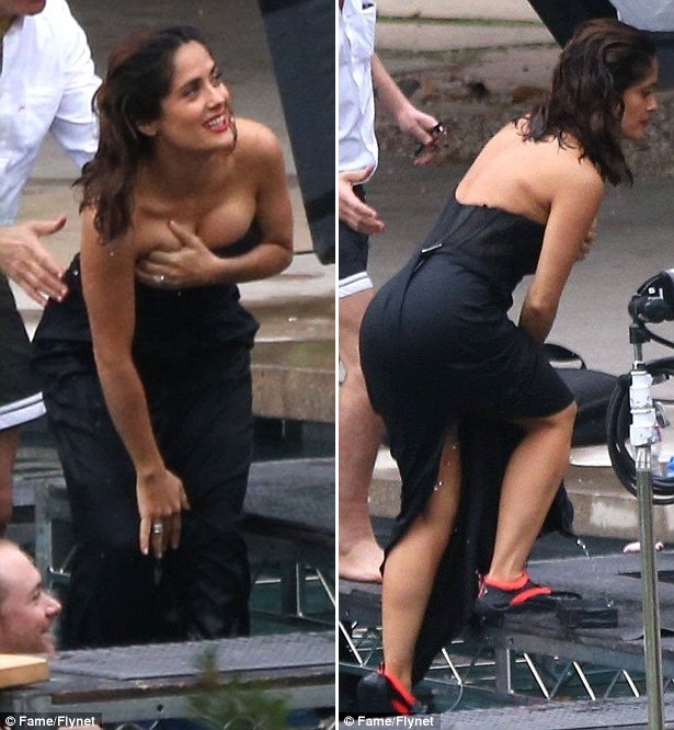 Người đẹp Salma Hayek khổ sở giữ váy vì ngực quá 'khủng' - ảnh 5