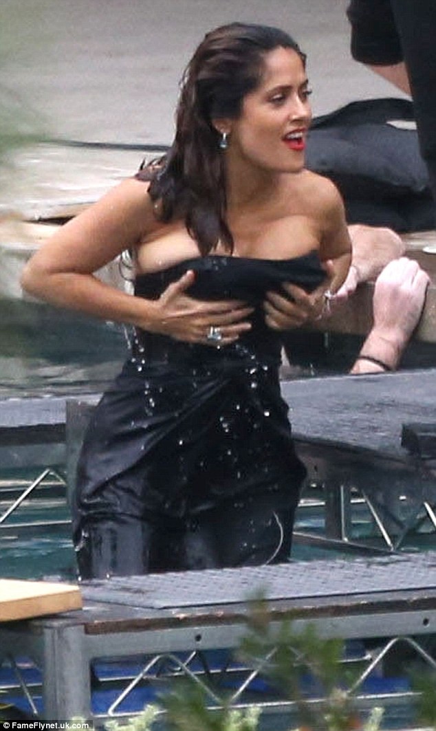 Người đẹp Salma Hayek khổ sở giữ váy vì ngực quá 'khủng' - ảnh 3