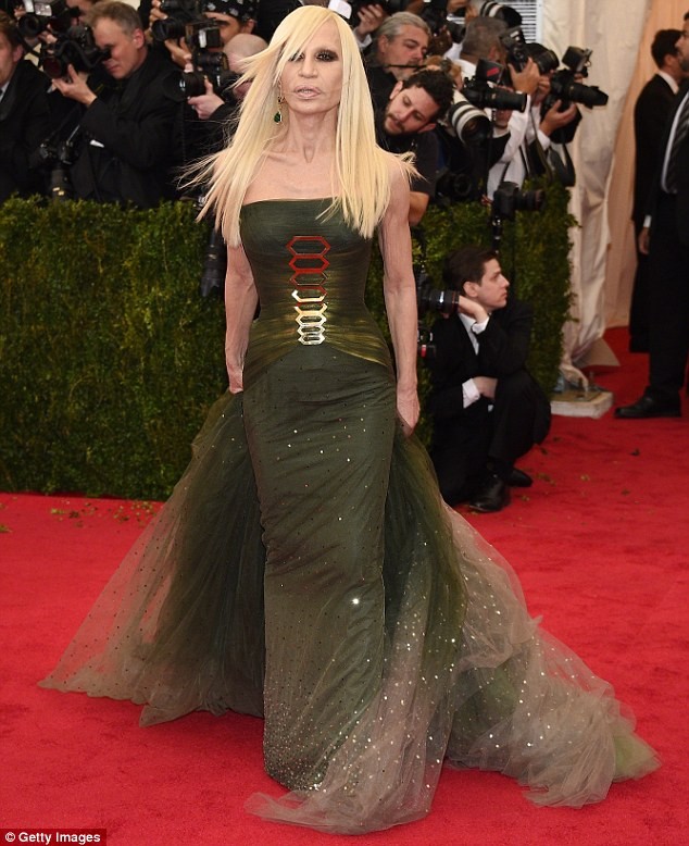 Nhà thiết kế Donatella Versace xấu xí sau thẩm mỹ - ảnh 6
