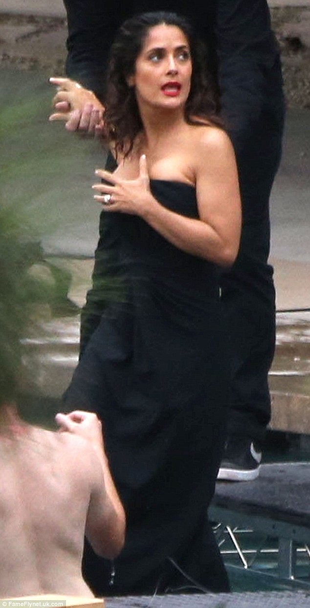 Người đẹp Salma Hayek khổ sở giữ váy vì ngực quá 'khủng' - ảnh 7