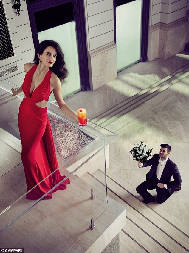 Mỹ nhân Eva Green quyến rũ đầy mê hoặc trong bộ ảnh lịch - ảnh 1
