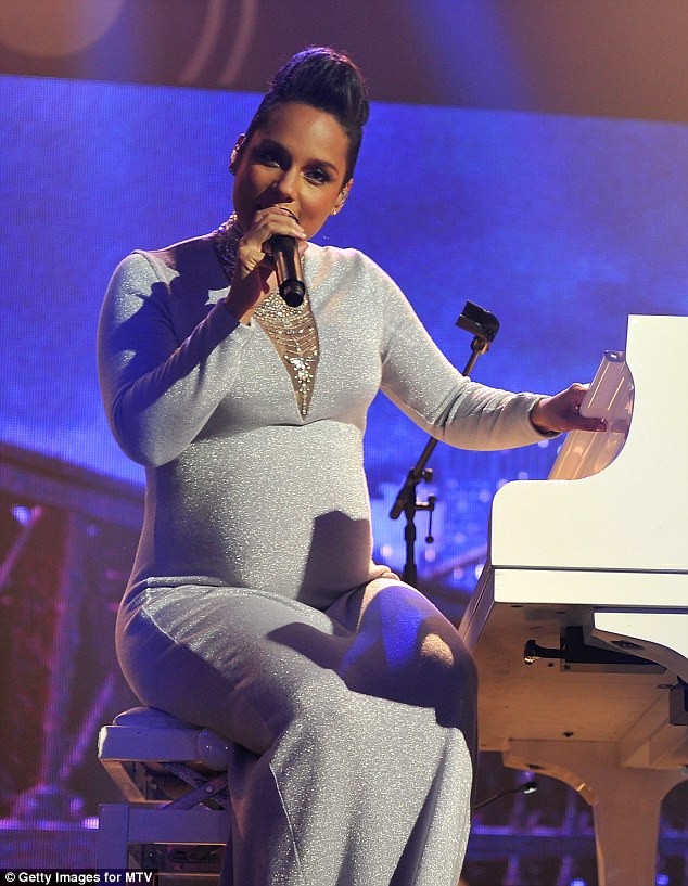 Ariana Grande 'đốt cháy' sân khấu MTV EMAs - ảnh 15