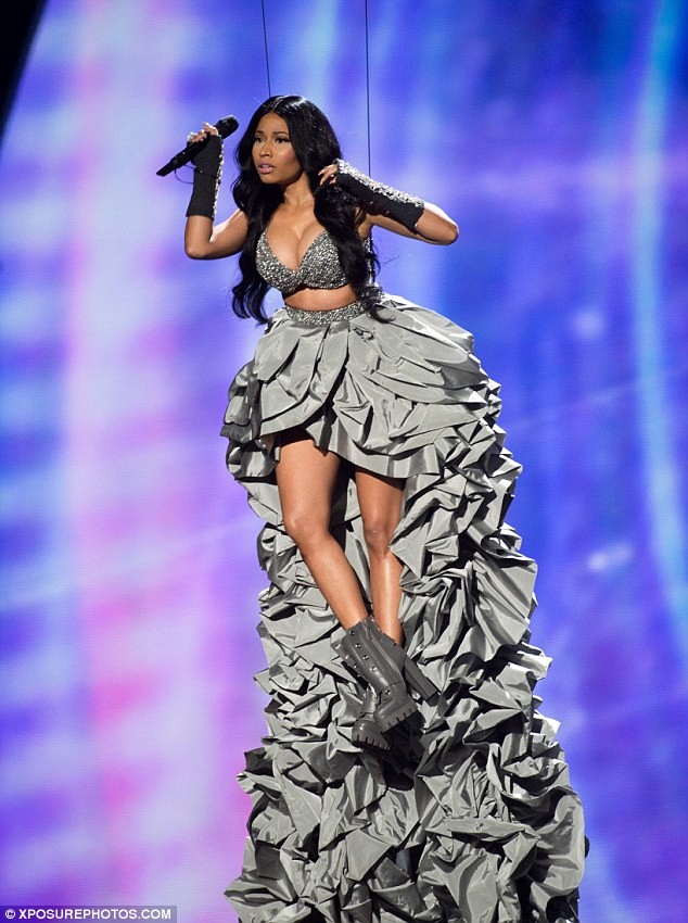 Nicki Minaj thay 8 bộ trang phục, 'chủ trì' MTV EMAs 2014 - ảnh 1