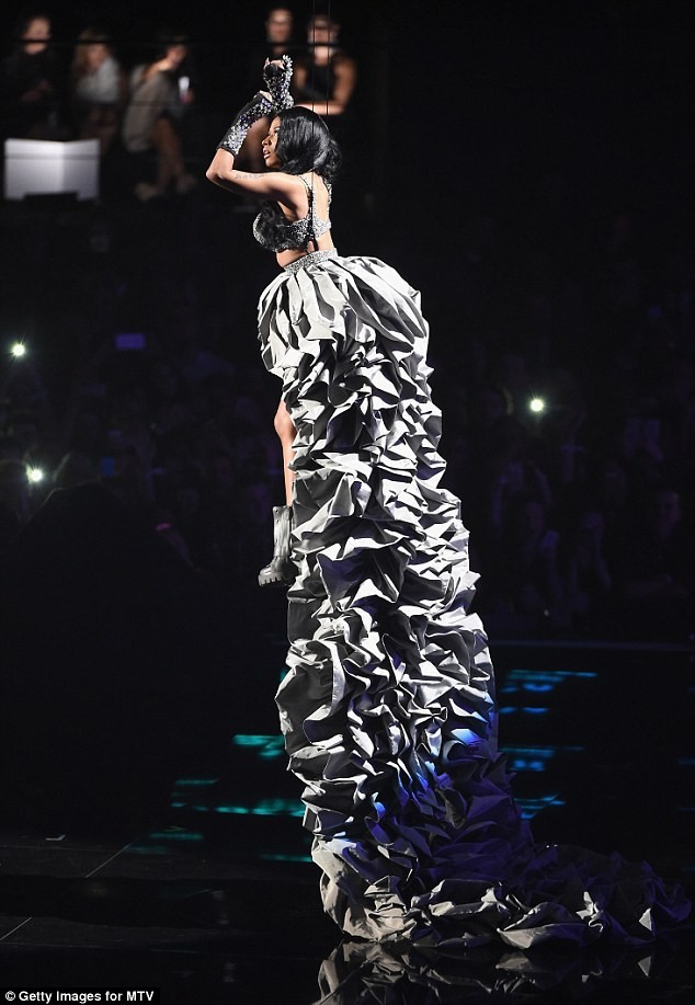 Nicki Minaj thay 8 bộ trang phục, 'chủ trì' MTV EMAs 2014 - ảnh 2