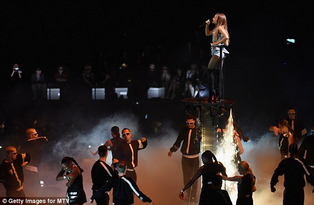 Ariana Grande 'đốt cháy' sân khấu MTV EMAs - ảnh 6