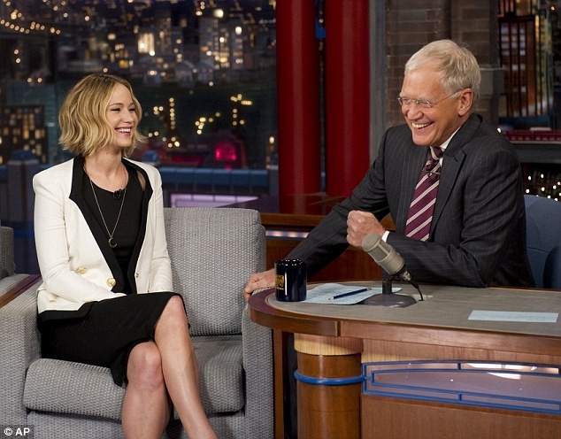 Jennifer Lawrence bị fan 'cuồng' xô đẩy vì xin chữ ký - ảnh 1