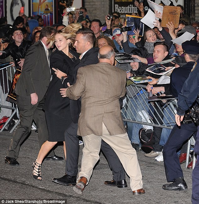 Jennifer Lawrence bị fan 'cuồng' xô đẩy vì xin chữ ký - ảnh 2