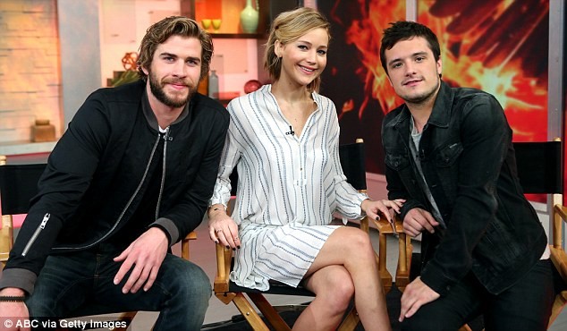 Jennifer Lawrence bị fan 'cuồng' xô đẩy vì xin chữ ký - ảnh 8