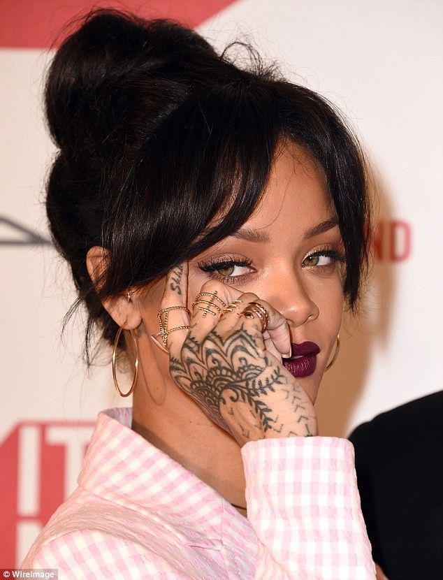 Rihanna bất ngờ ăn mặc nhã nhặn, kín đáo đi sự kiện - ảnh 3