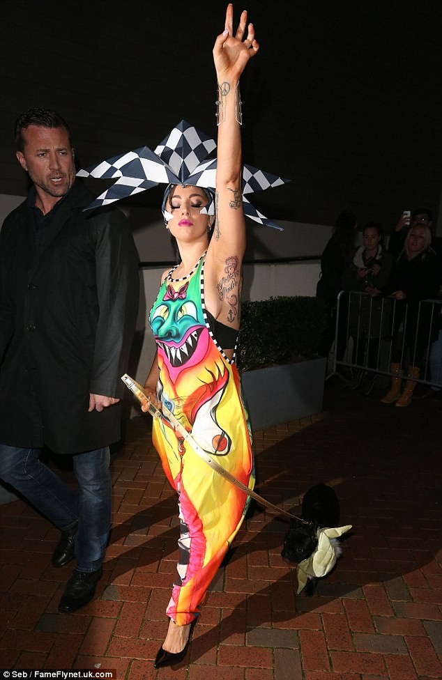 Lady Gaga sặc sỡ như 'tắc kè hoa', dắt chó dạo phố - ảnh 4