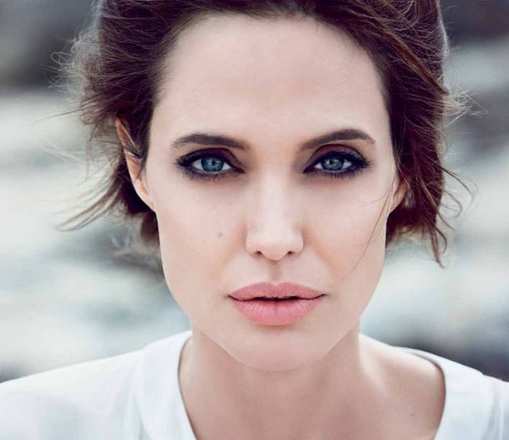 Angelina Jolie đẹp rạng rỡ trên tạp chí - ảnh 1
