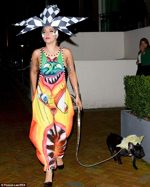 Lady Gaga sặc sỡ như 'tắc kè hoa', dắt chó dạo phố - ảnh 5