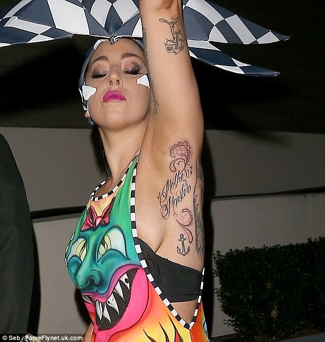 Lady Gaga sặc sỡ như 'tắc kè hoa', dắt chó dạo phố - ảnh 6