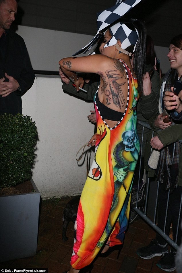 Lady Gaga sặc sỡ như 'tắc kè hoa', dắt chó dạo phố - ảnh 7