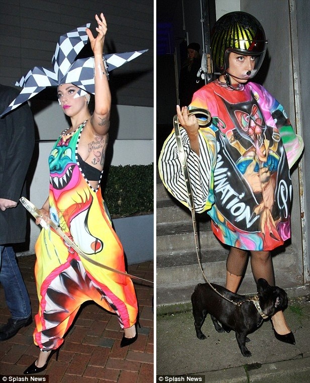 Lady Gaga sặc sỡ như 'tắc kè hoa', dắt chó dạo phố - ảnh 9