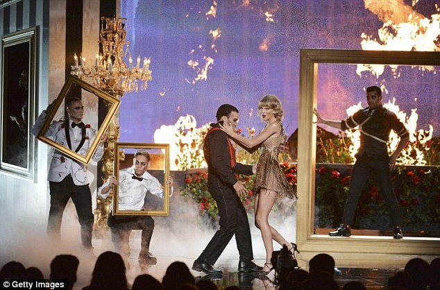 Taylor Swift mở màn AMA 2014 đầy ấn tượng với hit 'khủng' - ảnh 10