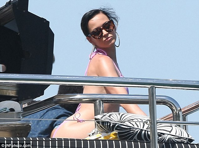 Katy Perry khoe dáng 'bỏng mắt' trên du thuyền siêu sang - ảnh 8