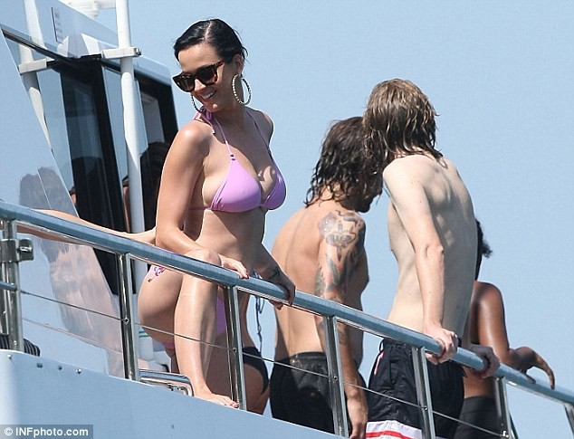 Katy Perry khoe dáng 'bỏng mắt' trên du thuyền siêu sang - ảnh 9