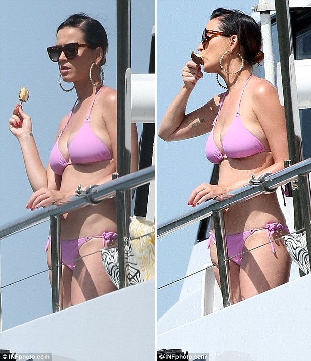 Katy Perry khoe dáng 'bỏng mắt' trên du thuyền siêu sang - ảnh 3