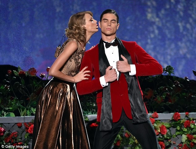 Taylor Swift mở màn AMA 2014 đầy ấn tượng với hit 'khủng' - ảnh 8