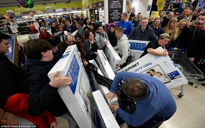 Dân châu Âu đổ xô mua sắm trong ngày 'Black Friday' - ảnh 1
