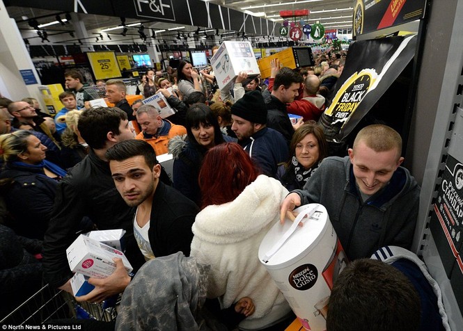 Dân châu Âu đổ xô mua sắm trong ngày 'Black Friday' - ảnh 2