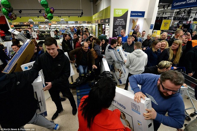 Dân châu Âu đổ xô mua sắm trong ngày 'Black Friday' - ảnh 3
