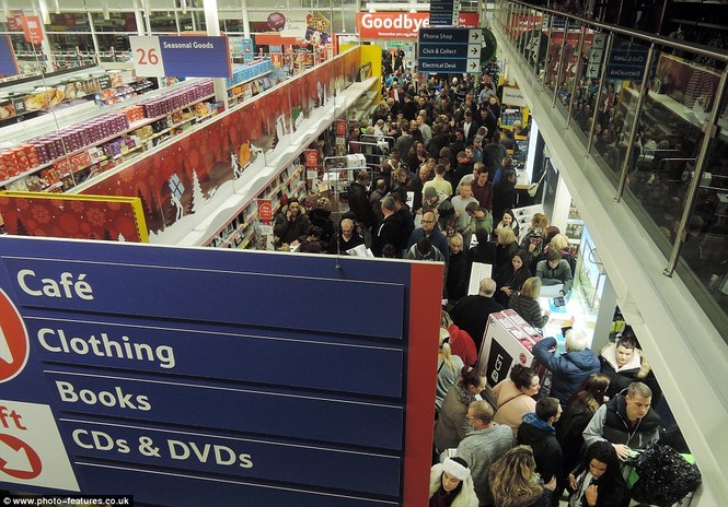 Dân châu Âu đổ xô mua sắm trong ngày 'Black Friday' - ảnh 4
