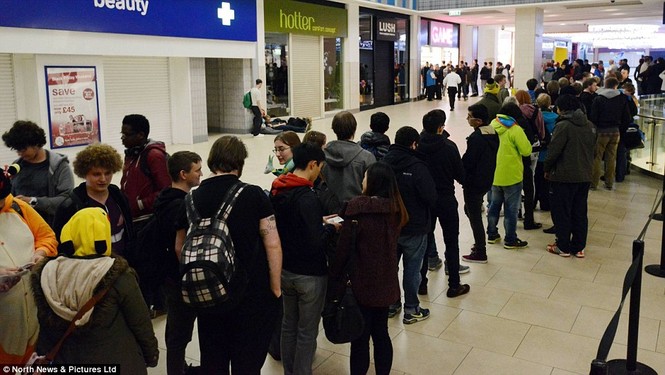 Dân châu Âu đổ xô mua sắm trong ngày 'Black Friday' - ảnh 6
