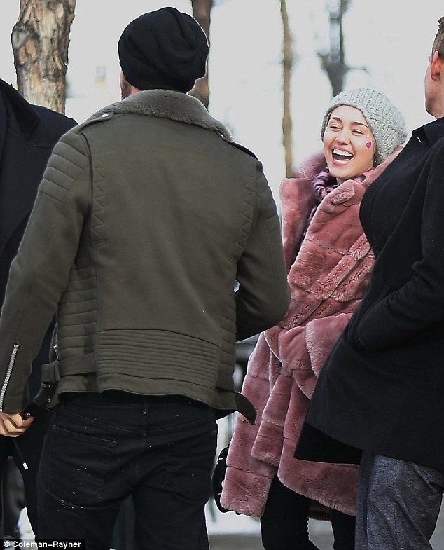 'Gái hư' Miley Cyrus thân mật bên bạn trai mới - ảnh 3
