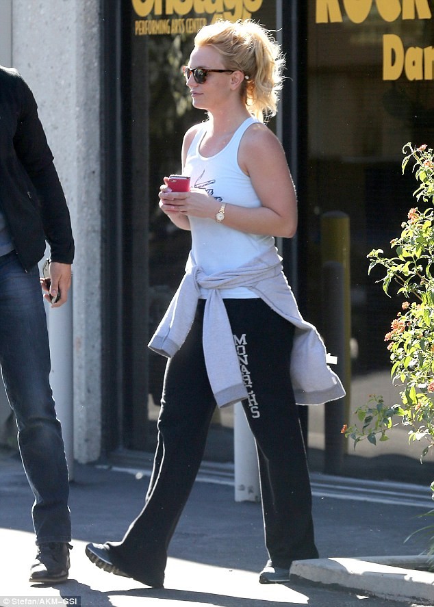 Britney Spears tung tiếp ảnh nội y sau khi bị 'ném đá' - ảnh 4