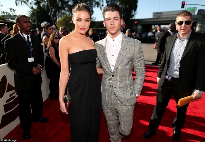 Dàn mỹ nhân lộng lẫy trên thảm đỏ Grammy 2015 - ảnh 17