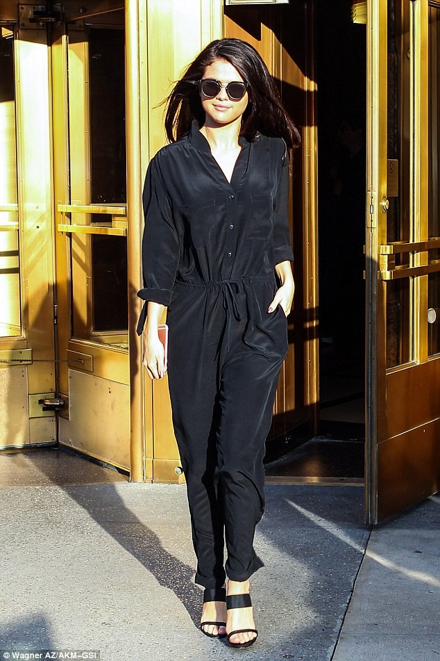 Selena Gomez 'thả rông' ngực, tung tăng dạo phố - ảnh 5