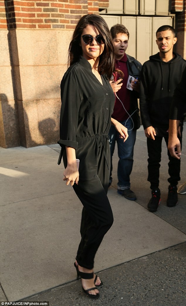Selena Gomez 'thả rông' ngực, tung tăng dạo phố - ảnh 6