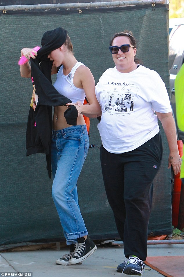 Miley Cyrus bất ngờ hóa 'Lọ Lem' đón Halloween - ảnh 6
