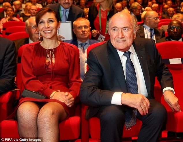 Xong bầu cử FIFA, Blatter tính chuyện lấy vợ... thứ 4 - ảnh 1