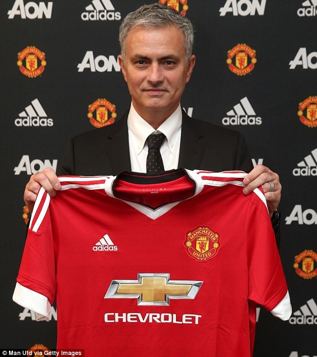 Lộ diện đối thủ đầu tiên của Mourinho tại M.U - ảnh 1