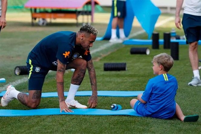 Con trai Neymar ôm bóng say mê ngắm cha 'luyện công' - ảnh 1