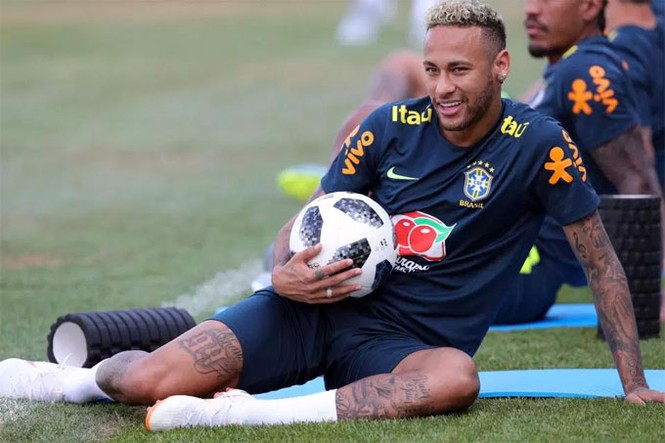 Con trai Neymar ôm bóng say mê ngắm cha 'luyện công' - ảnh 2