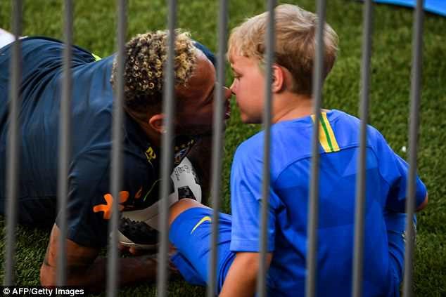Con trai Neymar ôm bóng say mê ngắm cha 'luyện công' - ảnh 3