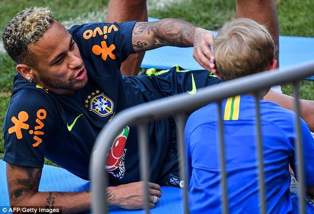 Con trai Neymar ôm bóng say mê ngắm cha 'luyện công' - ảnh 6