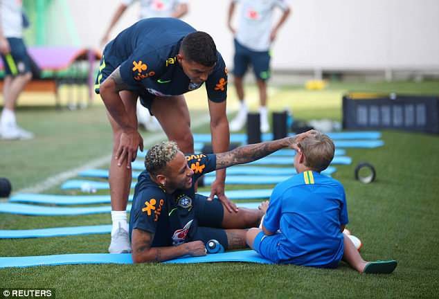 Con trai Neymar ôm bóng say mê ngắm cha 'luyện công' - ảnh 7