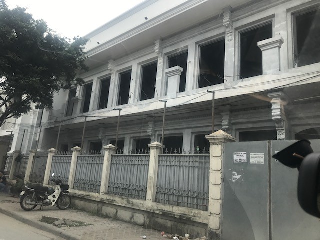 Phố đồ bảo hộ lao động cạnh ga Hà Nội đồng loạt đóng cửa - ảnh 4